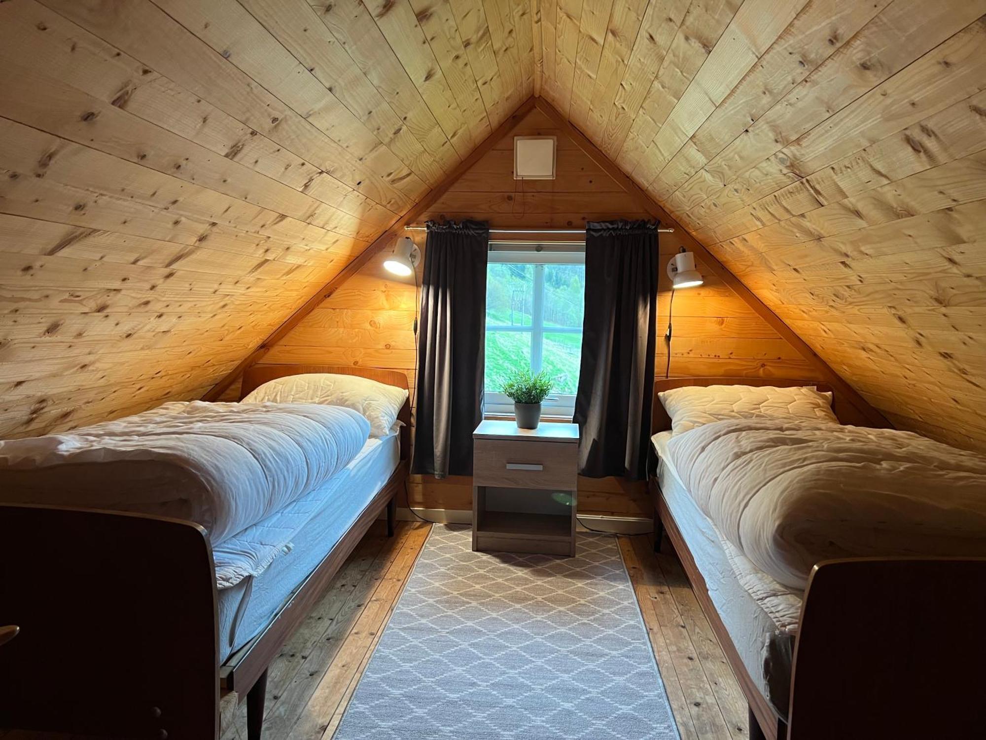 Gjerdset Turistsenter Villa Isfjorden Bagian luar foto